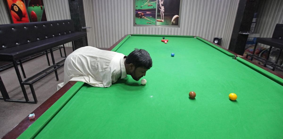 Born without arms but plenty of moxie, Pakistani man masters snooker