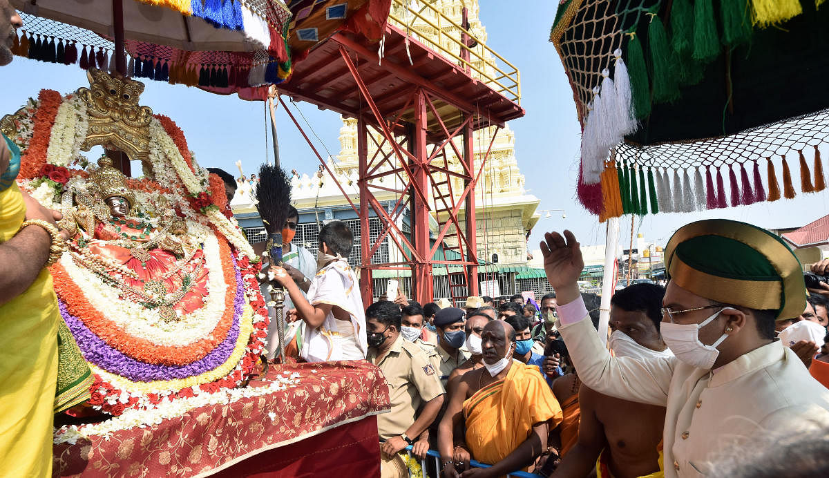 Despite ban, hundreds of devotees throng Chamundi Hill for rathothsava