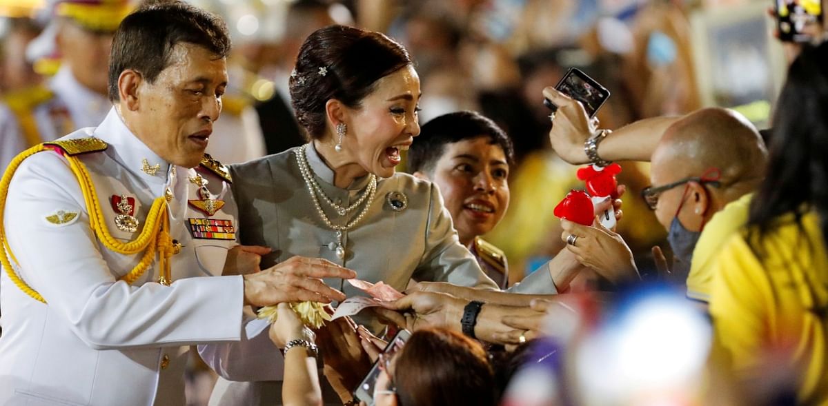 Thousands stage show of support for Thai king