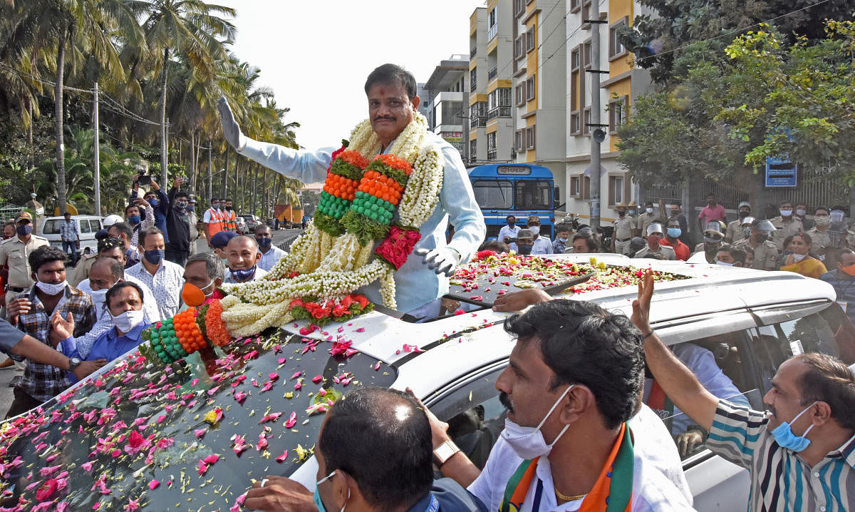 Munirathna rides on popularity, helps lotus bloom in RR Nagar