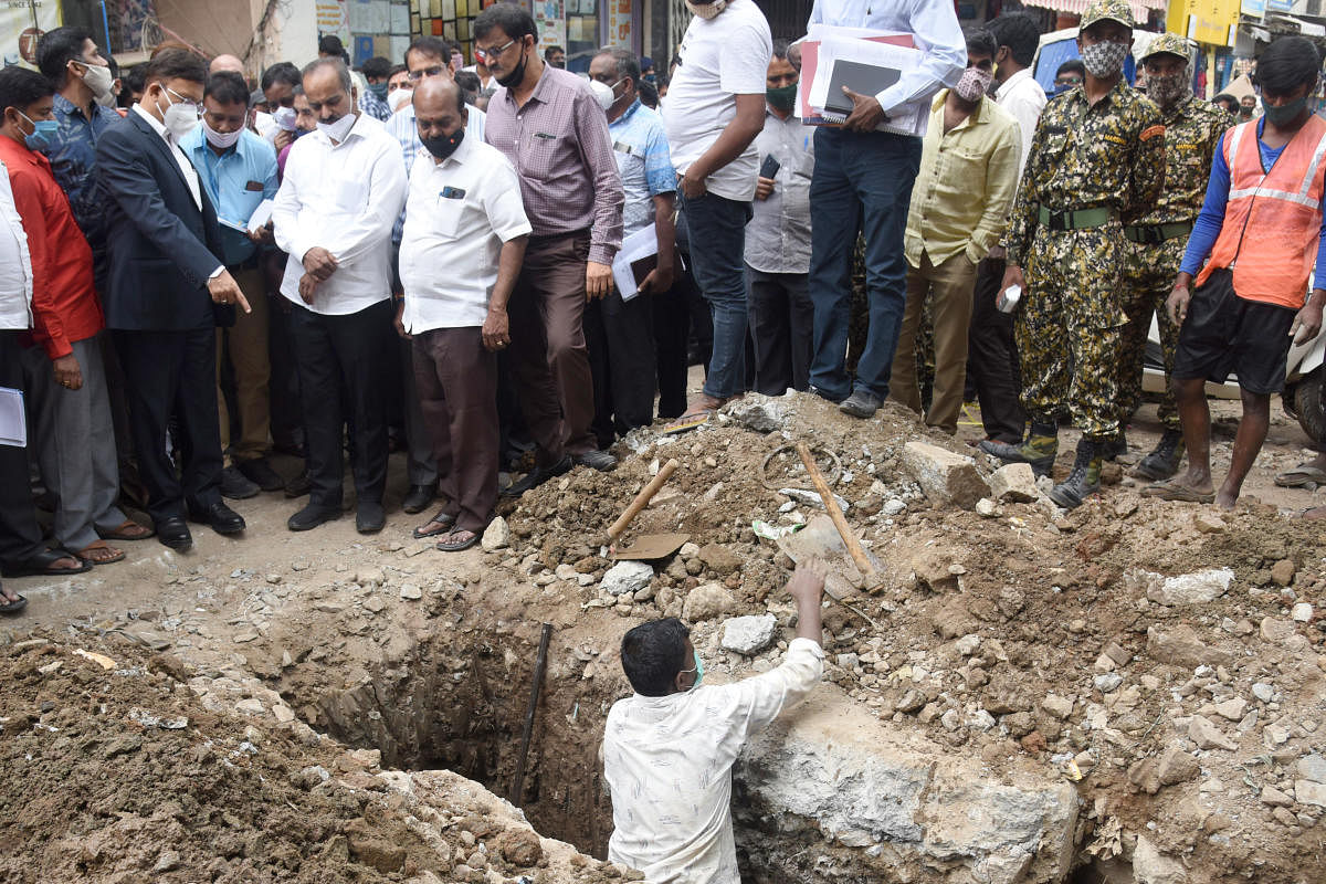 Desilt drains to avoid flooding in Chickpet, says BBMP chief