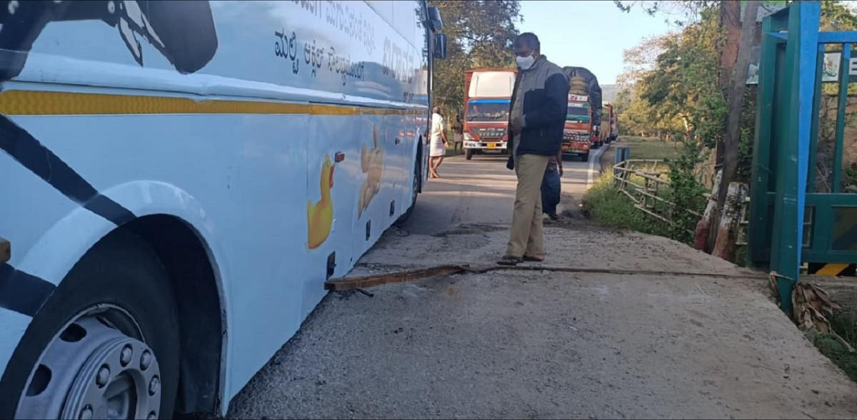 KSRTC bus gets stuck on Ooty-Mysuru Bandipur route, causes traffic jam