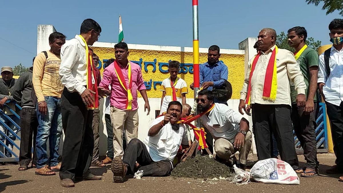 Kannada activists continue to guard Kannada flag 