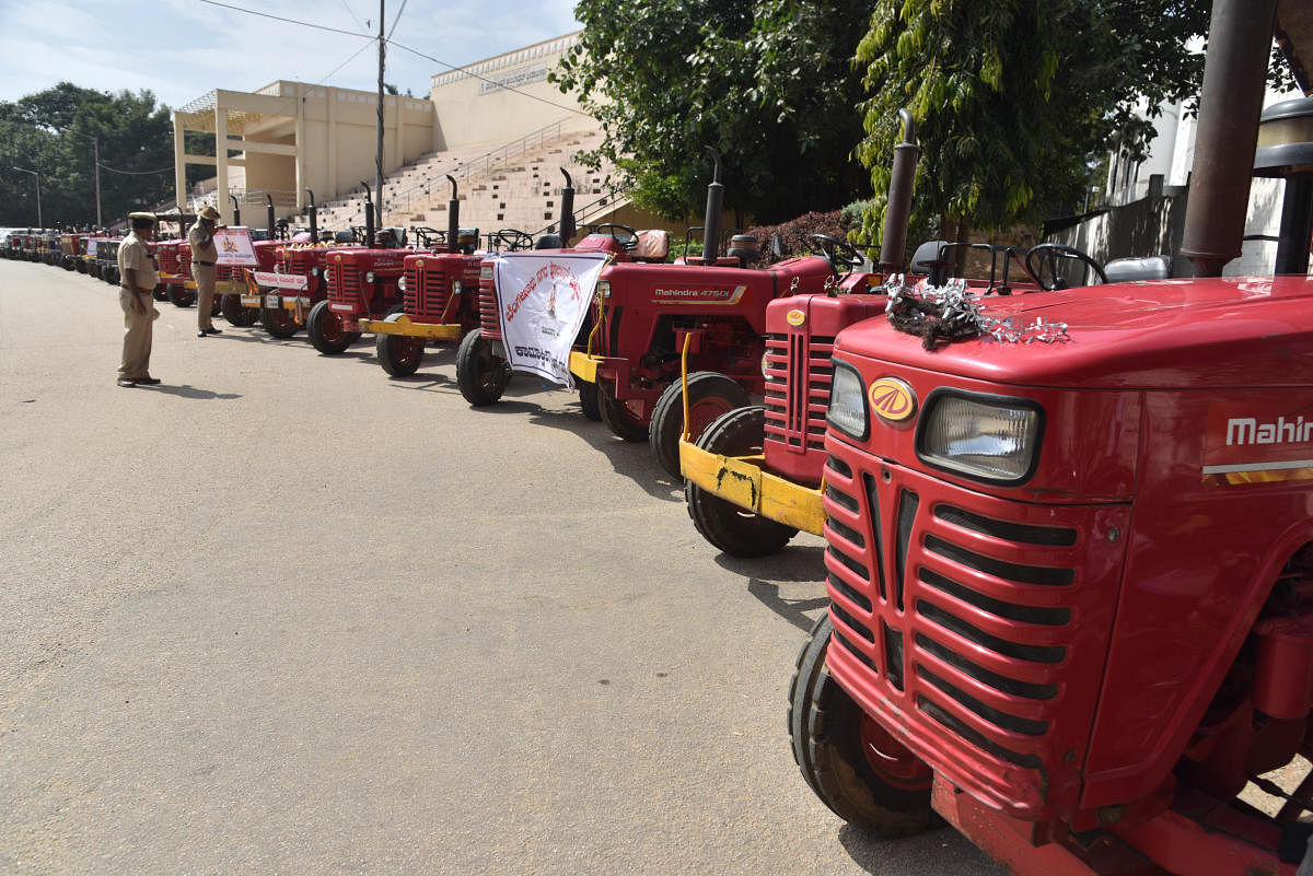 Gang which stole 14 tractors & sold them with fake papers nabbed