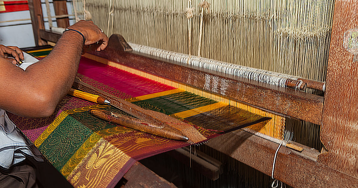 Keeping a tradition alive: 100-saree pact to support weavers - The Economic  Times