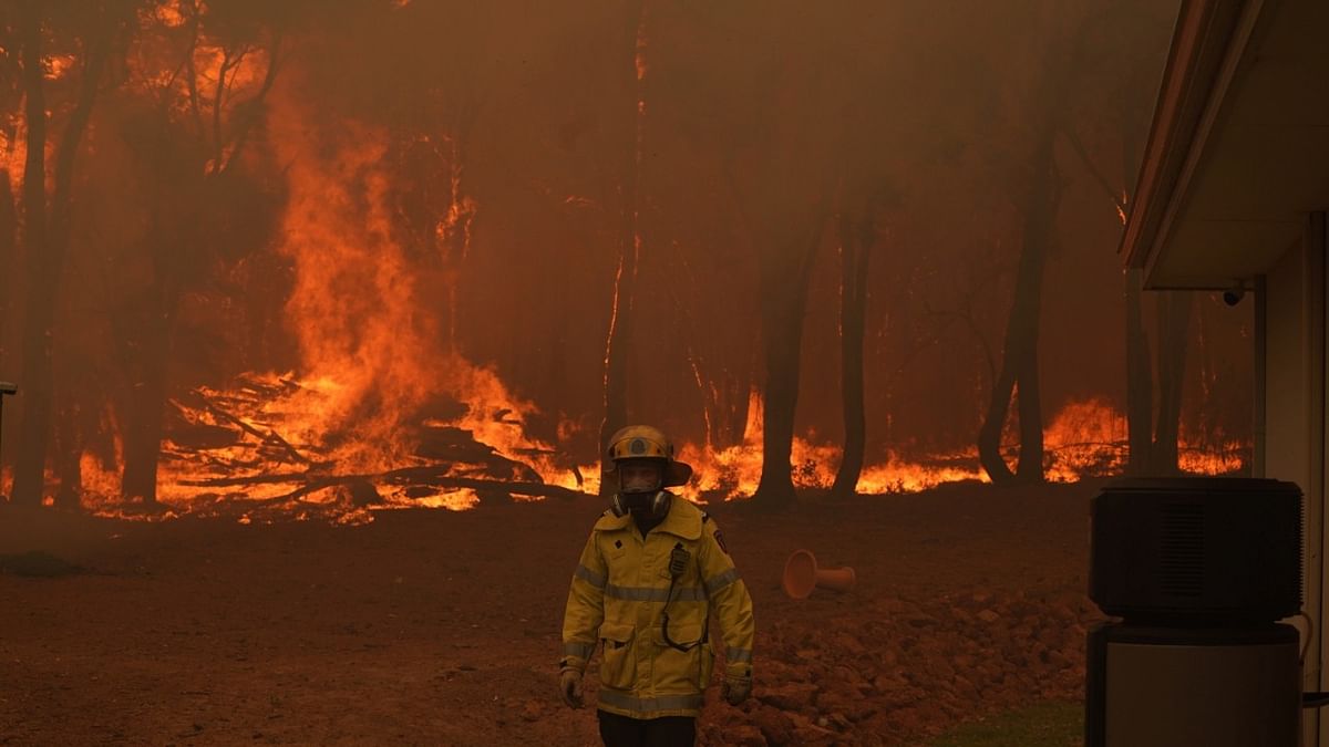 Bushfire smoke blankets Australian city under Covid-19 lockdown
