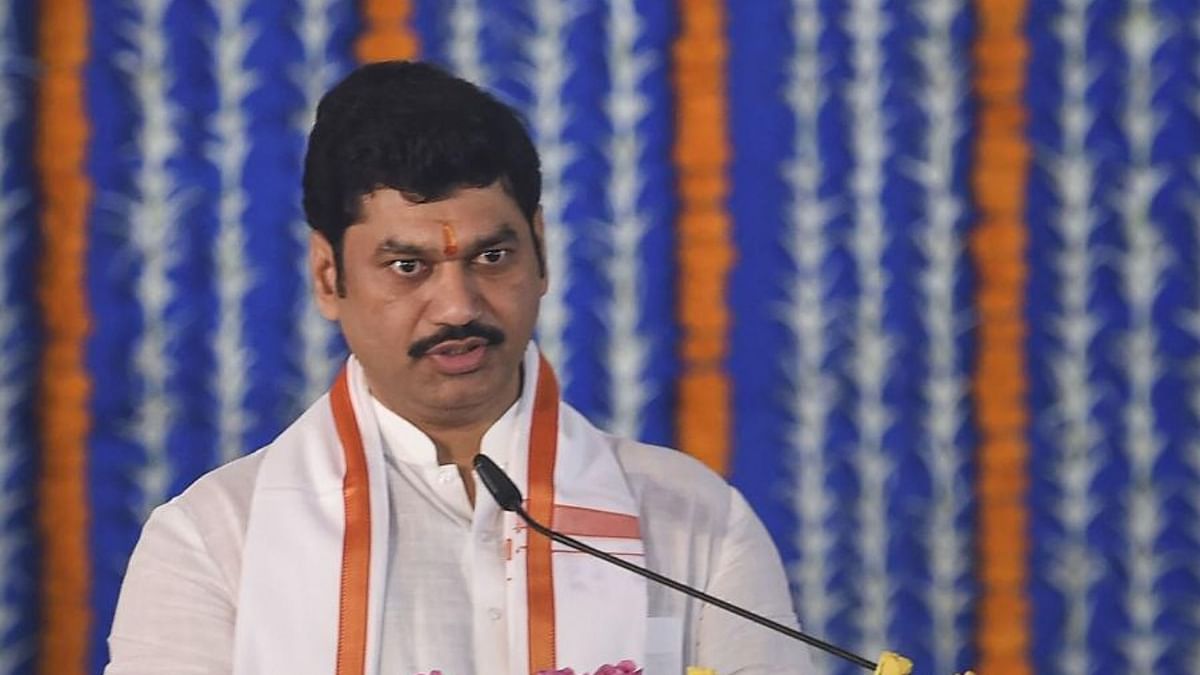 Woman accuses Dhananjay Munde of confining their children in his bungalow