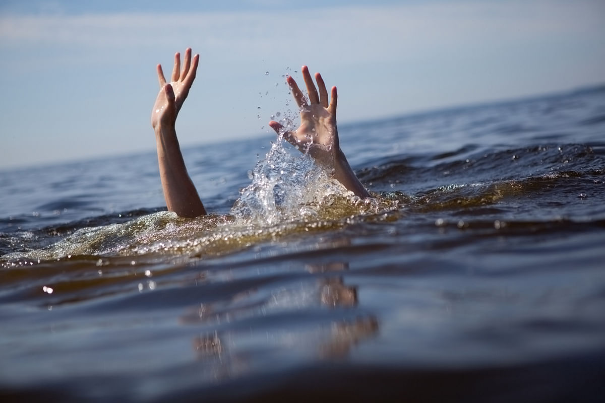 2 drown in bid to escape from police