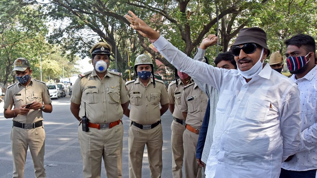 Vatal Nagaraj's group stages demonstration at Thalavadi, demands for it to be made part of Karnataka