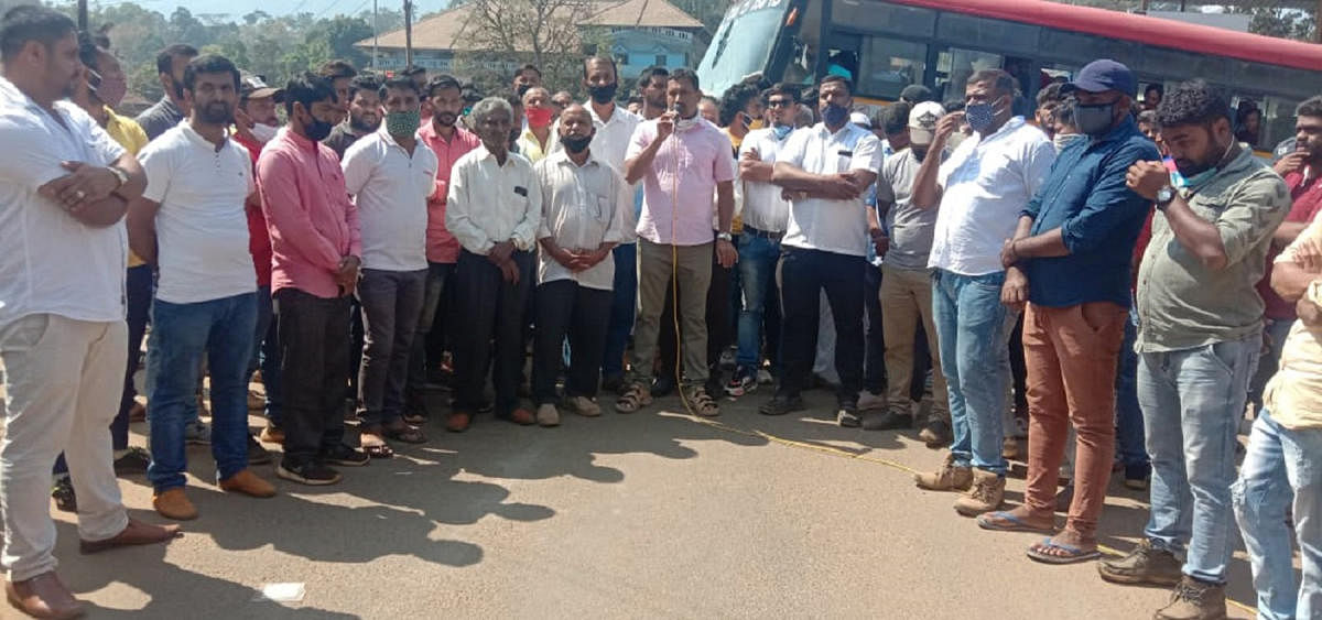 Kakkabbe residents block road, demand road repair