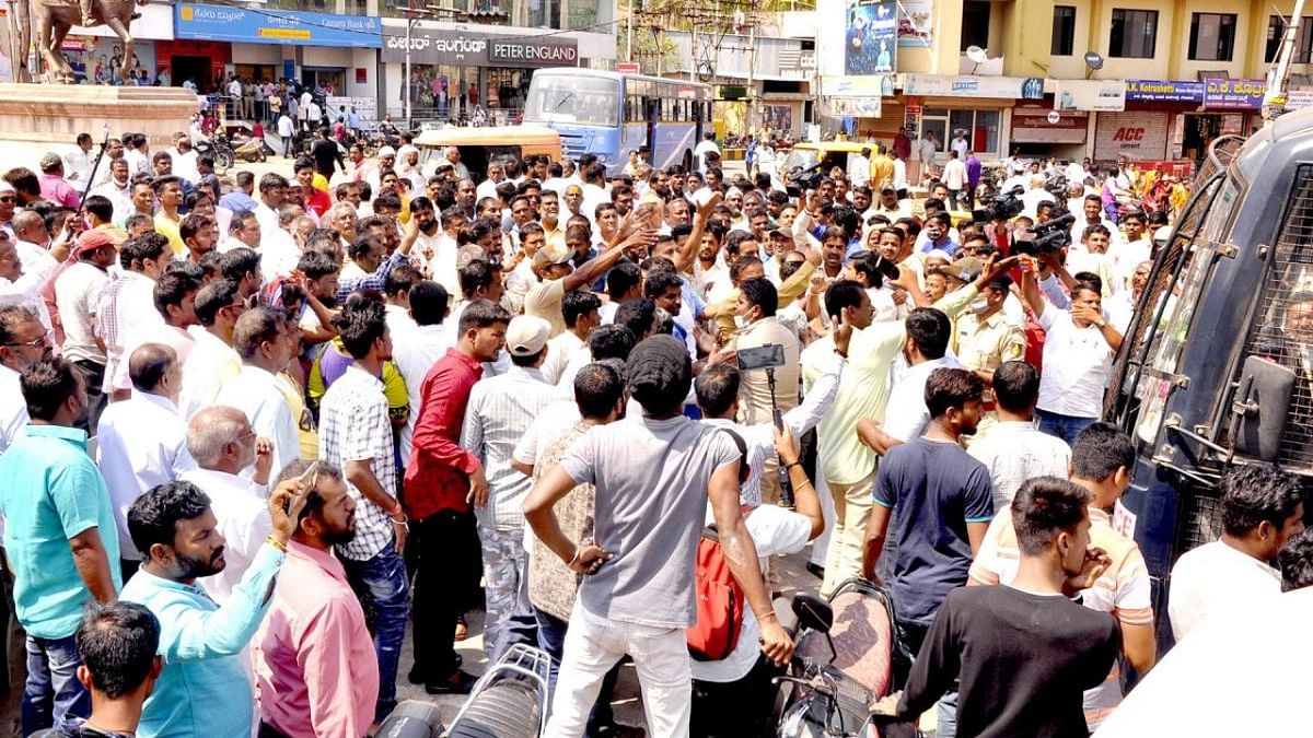 Ramesh Jarkiholi's supporters go berserk, call for Gokak bandh on Thursday