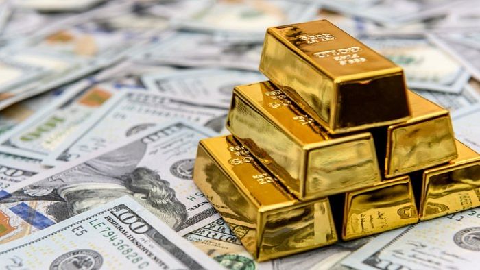 Gold falls back as US yields, dollar advance