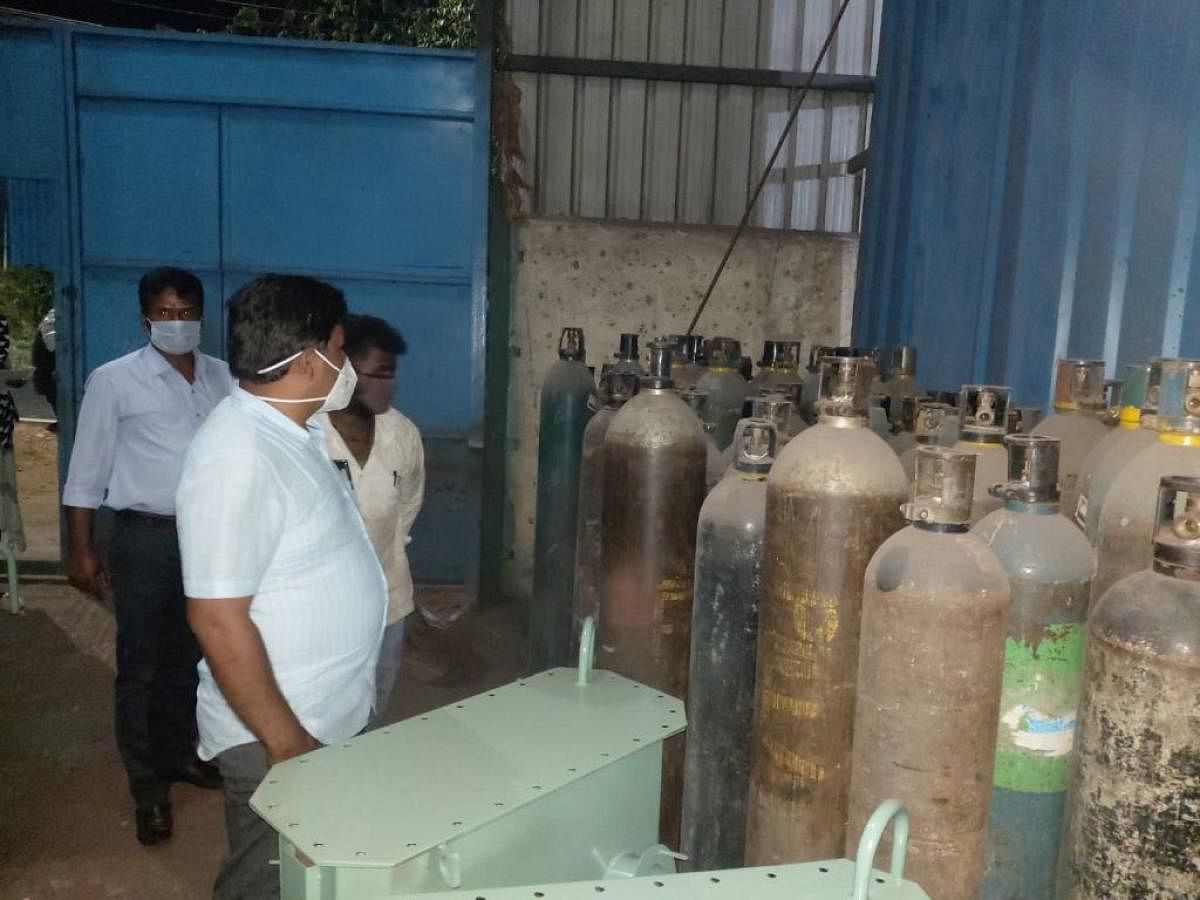 Oxygen cylinders seized from industrial units
