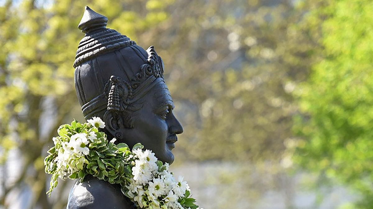Indian High Commissioner to the UK pays tribute at Basaveshwara statue in London
