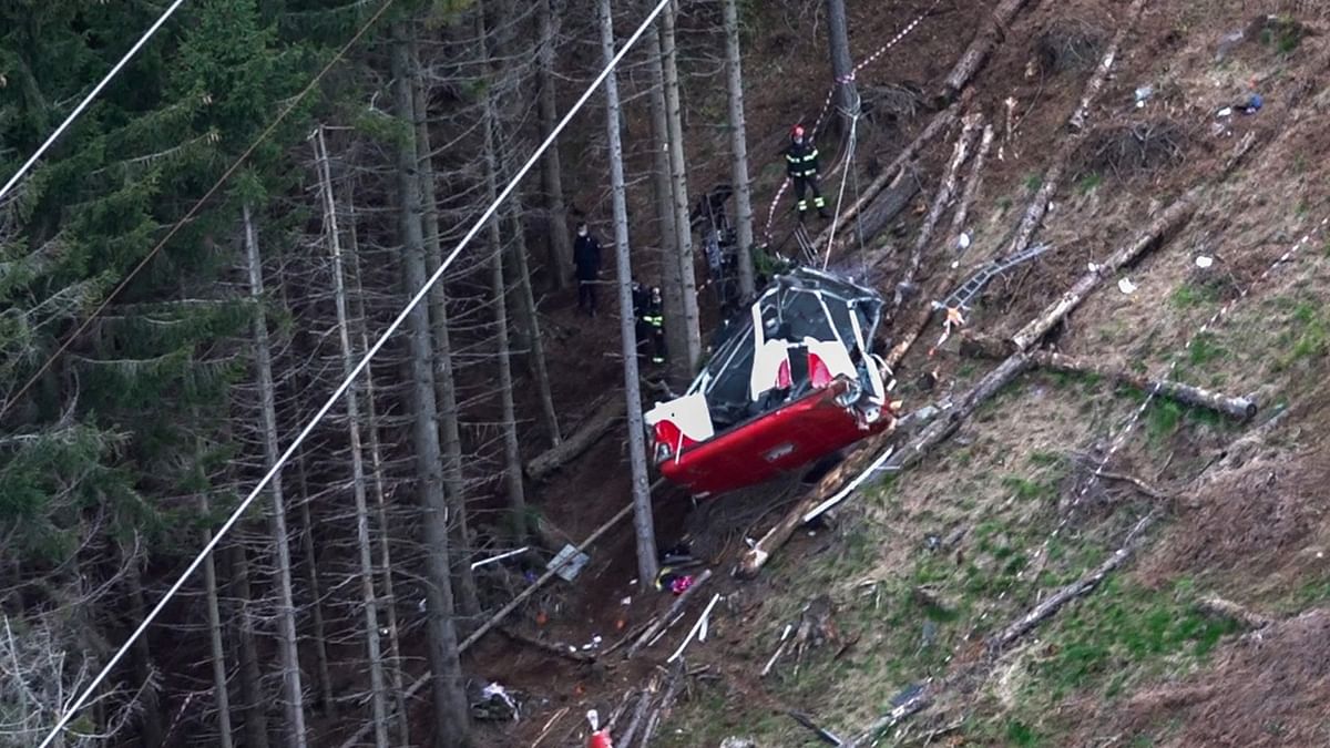Three arrested over Italian cable car disaster
