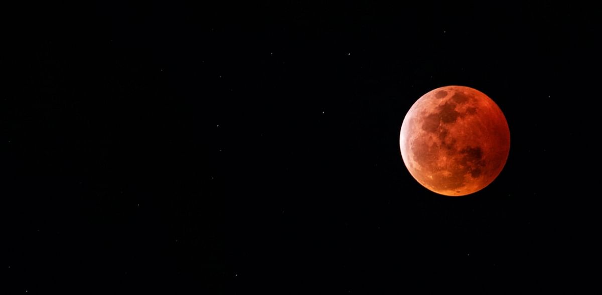 A 'flight to nowhere' that offered Aussies views of super blood moon
