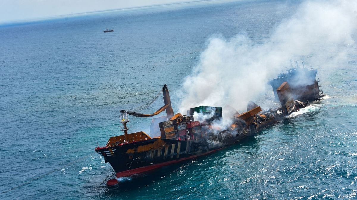Sri Lankan braces for oil spill from sinking ship
