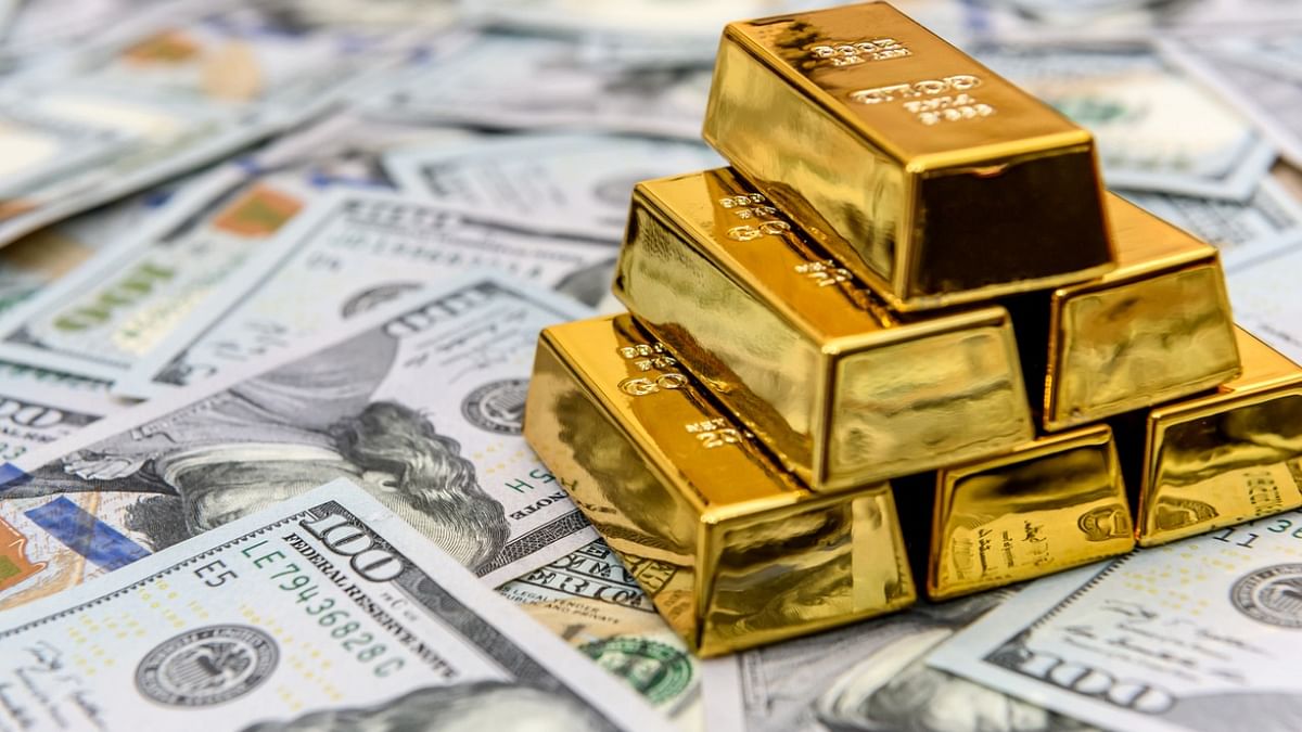 Gold at near 3-week peak as dollar weakens; Fed minutes in focus