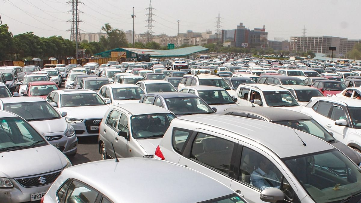 Traffic snarls at Delhi borders due to RFID system glitches
