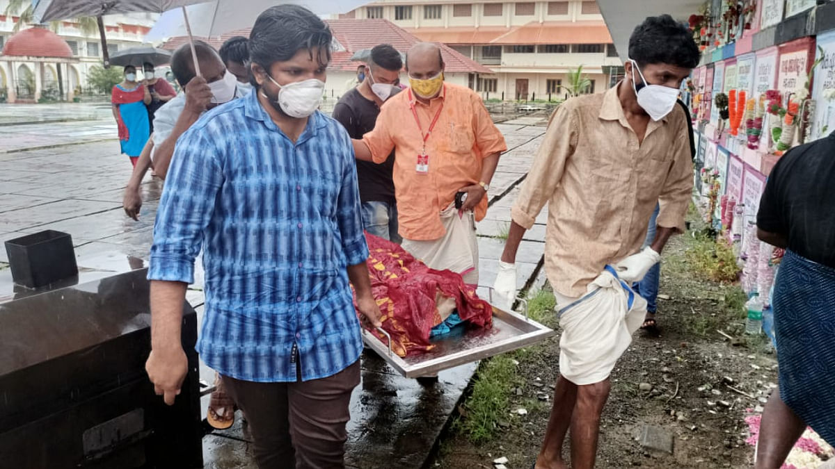 Hindu couple cremated at church's cemetery in Kerala