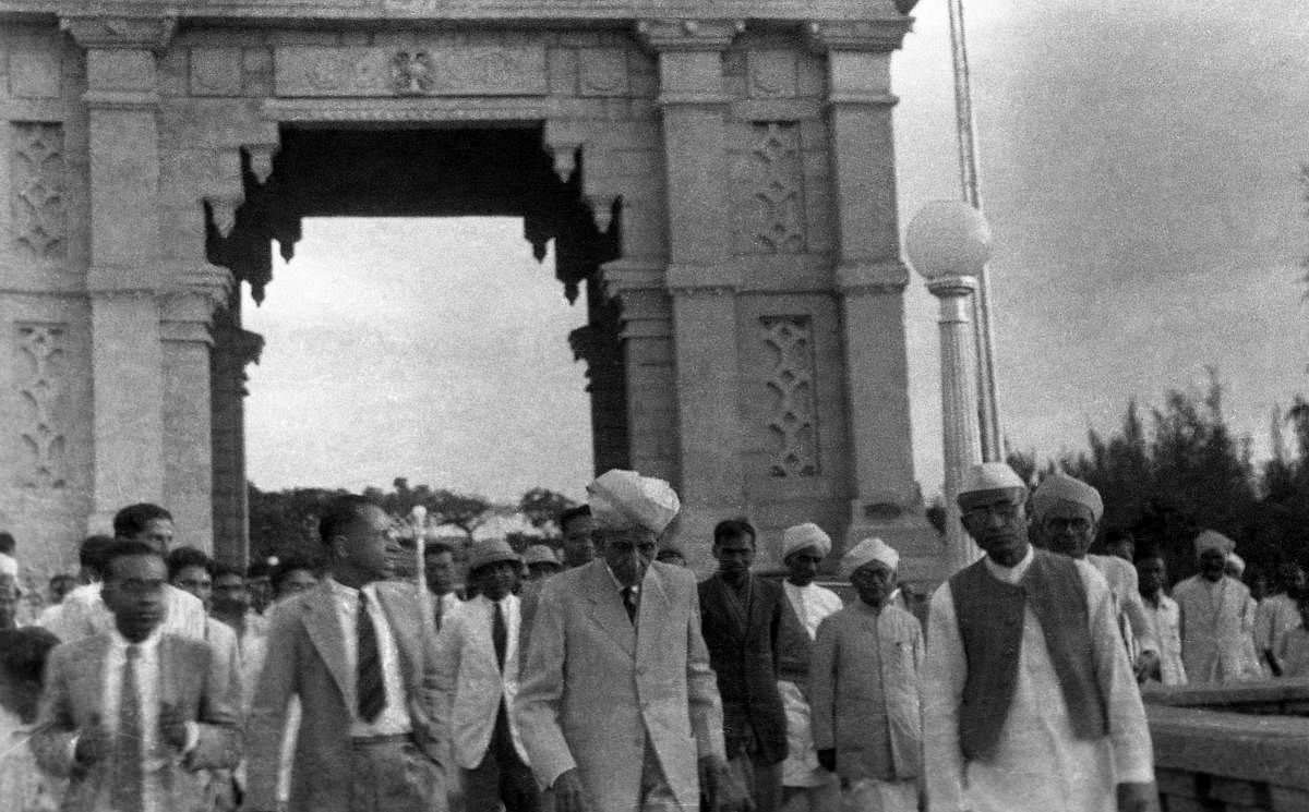 Sir M Vishveswaraiah at KRS Dam with state officials. DH Photo