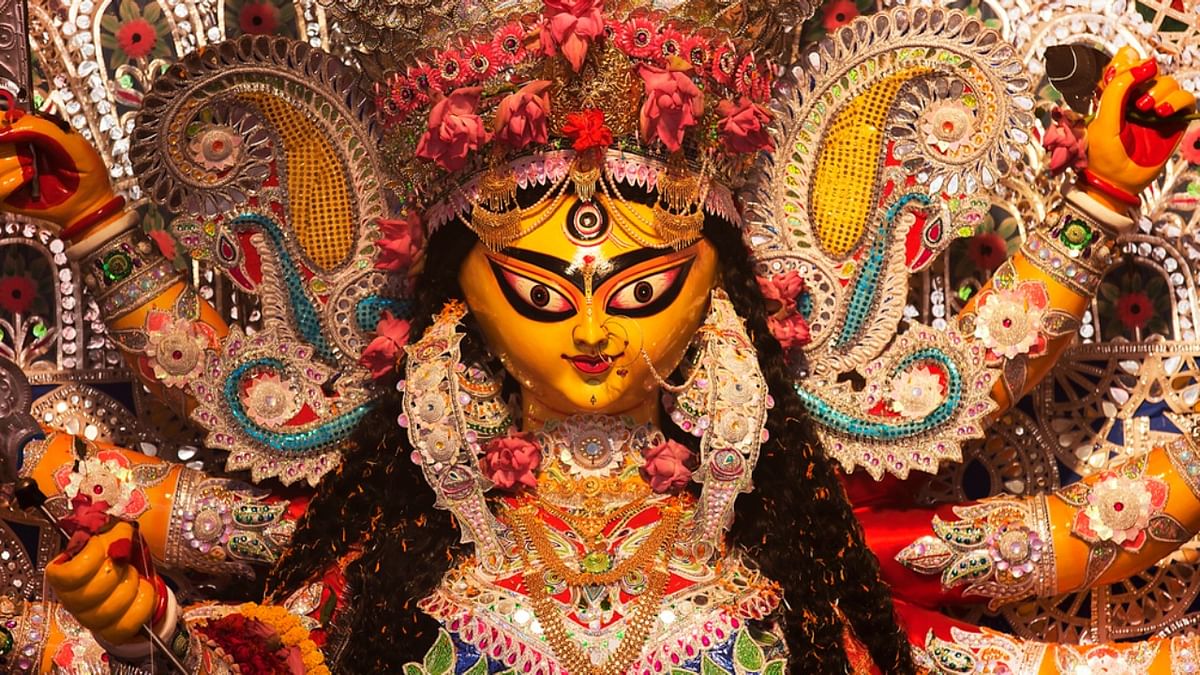 Kumartuli artisan makes 10 ft fibreglass Durga idol for Indian community in San Francisco