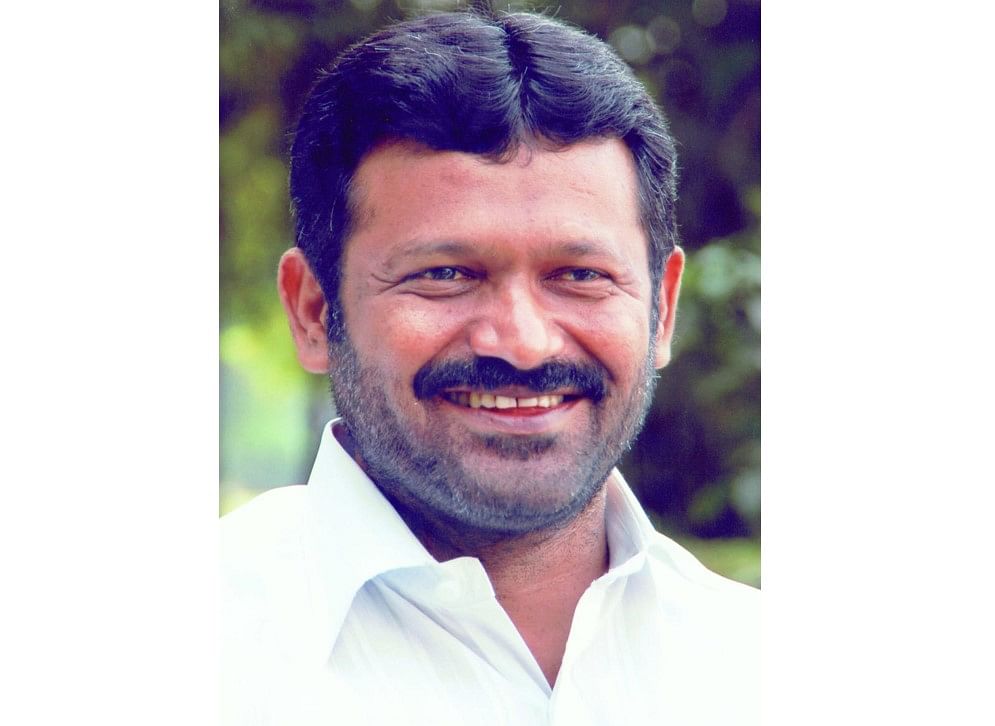 Karnataka minister Shankar Patil Munenkoppa skips secrecy oath, gets Raj Bhavan call