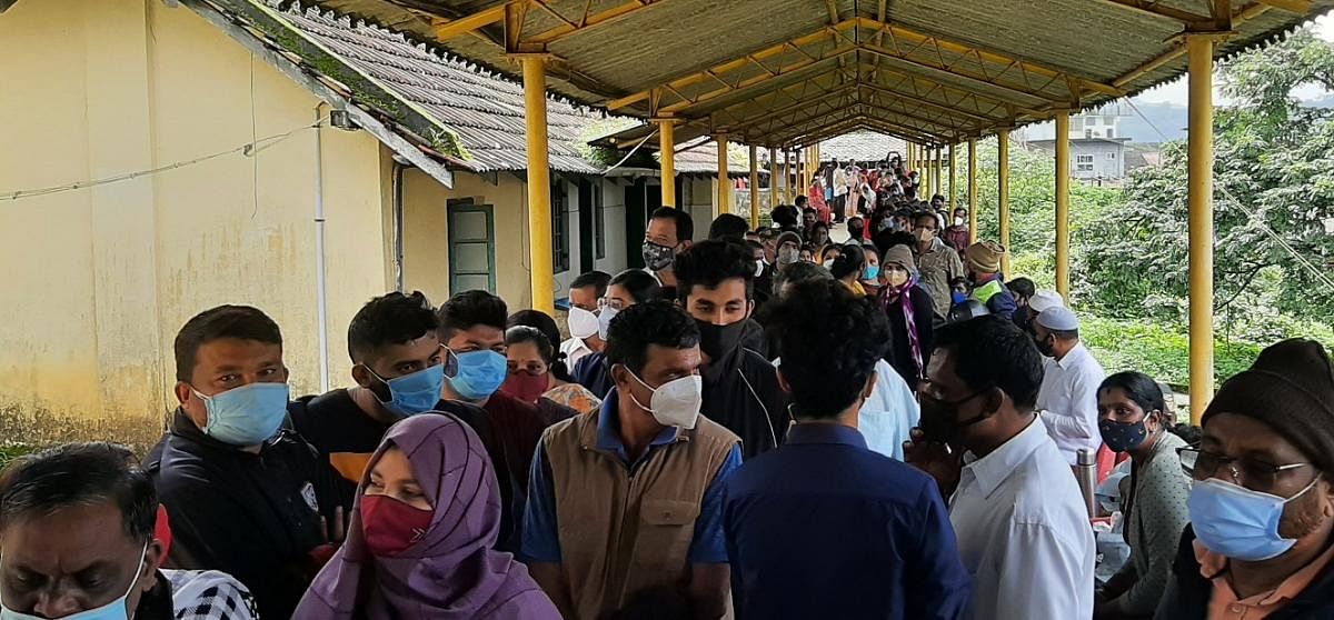Long queue for vaccines in Virajpet