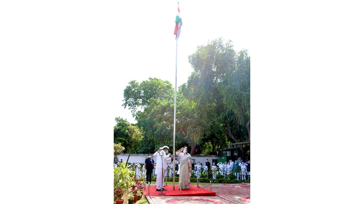 Sonia Gandhi unfurls national flag at Congress headquarters