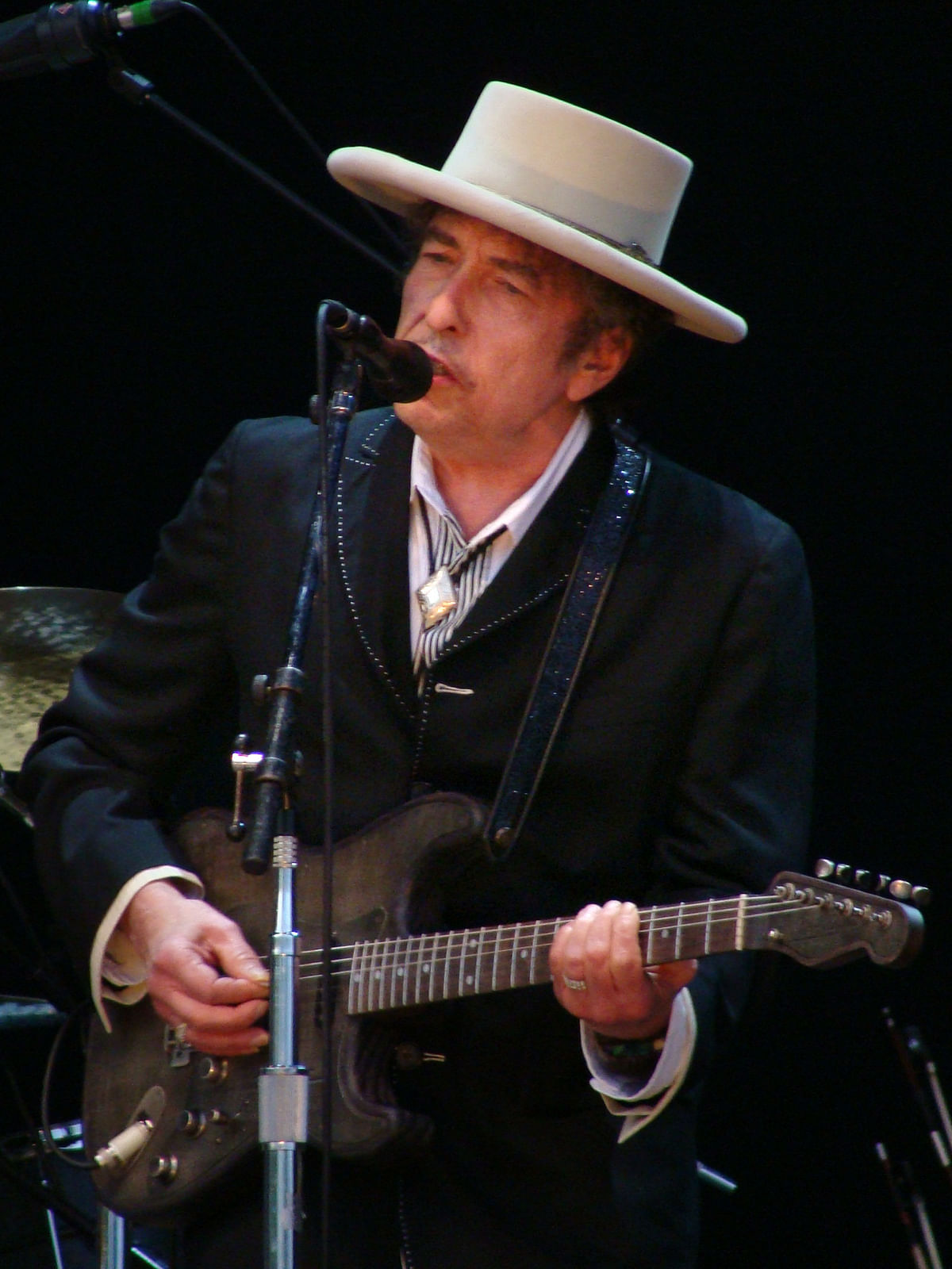 Musicians revisit Bob Dylan magic as he turns 80