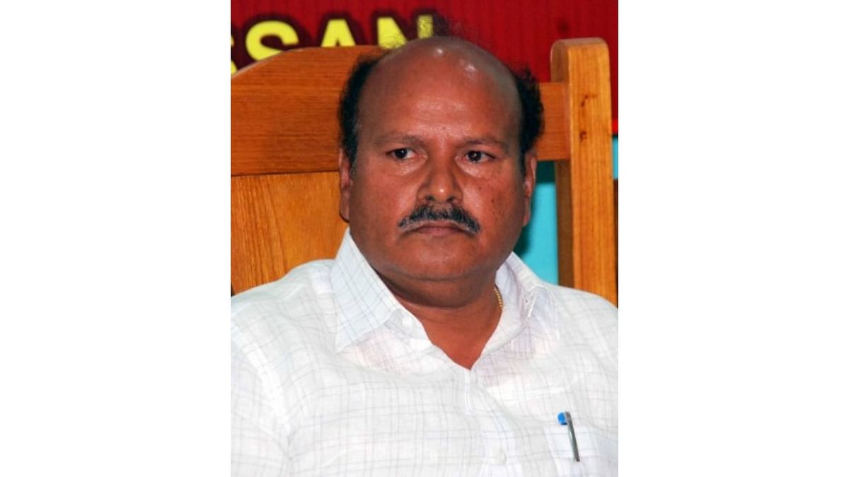 H K Kumaraswamy seeks G T Devegowda's resignation