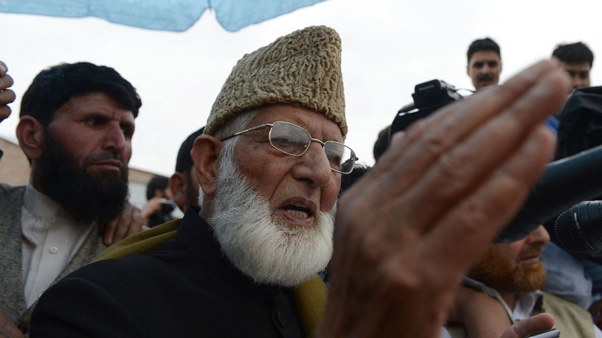 FIR registered over draping of Geelani's body in Pakistan flag