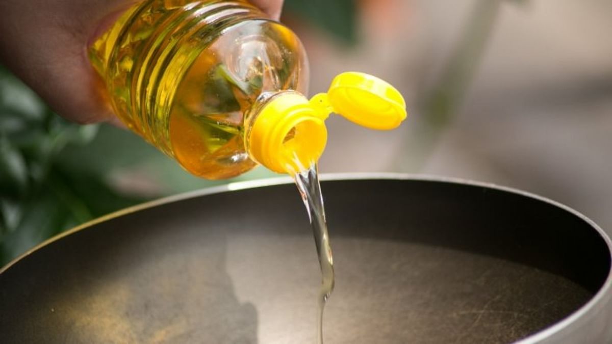 Direct retailers to display edible oil prices prominently, act against hoarding: Centre to states