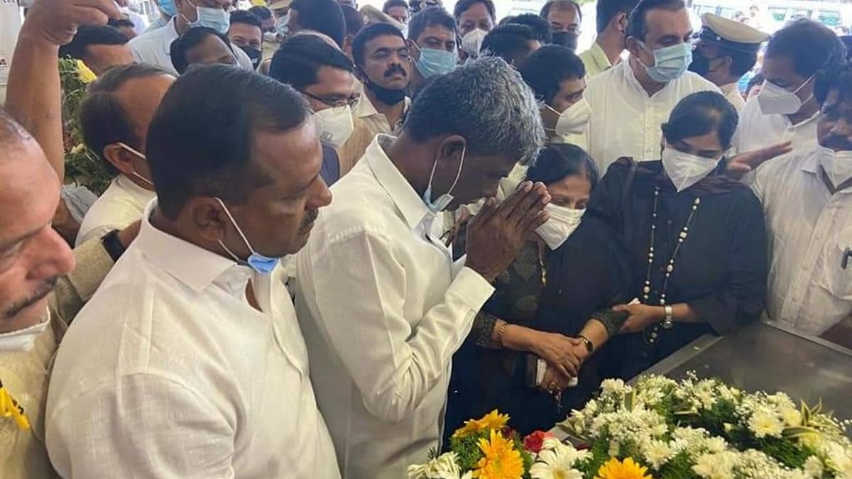 Several pay last respects to Oscar Fernandes in Udupi