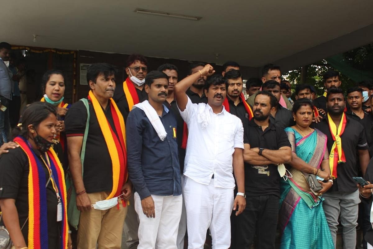 Kannada groups seek two-language policy