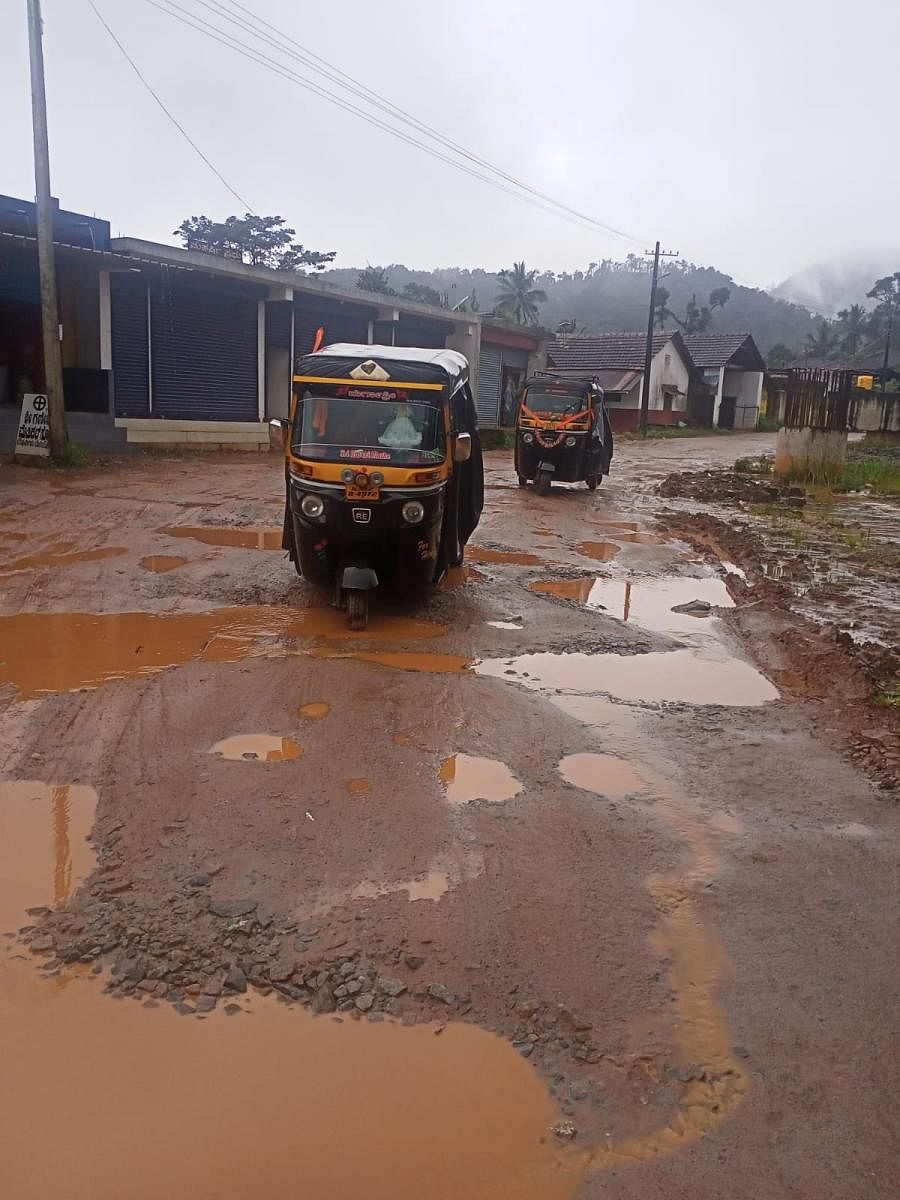 Slush filled Bhagamandala roads inconvenience motorists