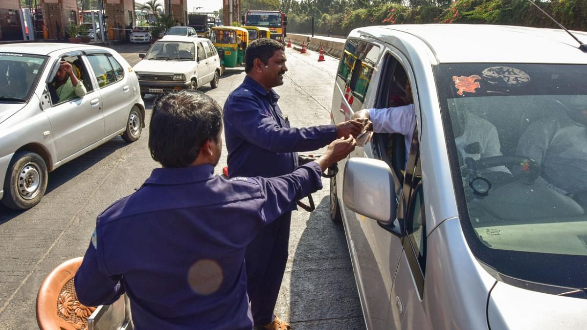 VIP privileges at toll plazas unacceptable