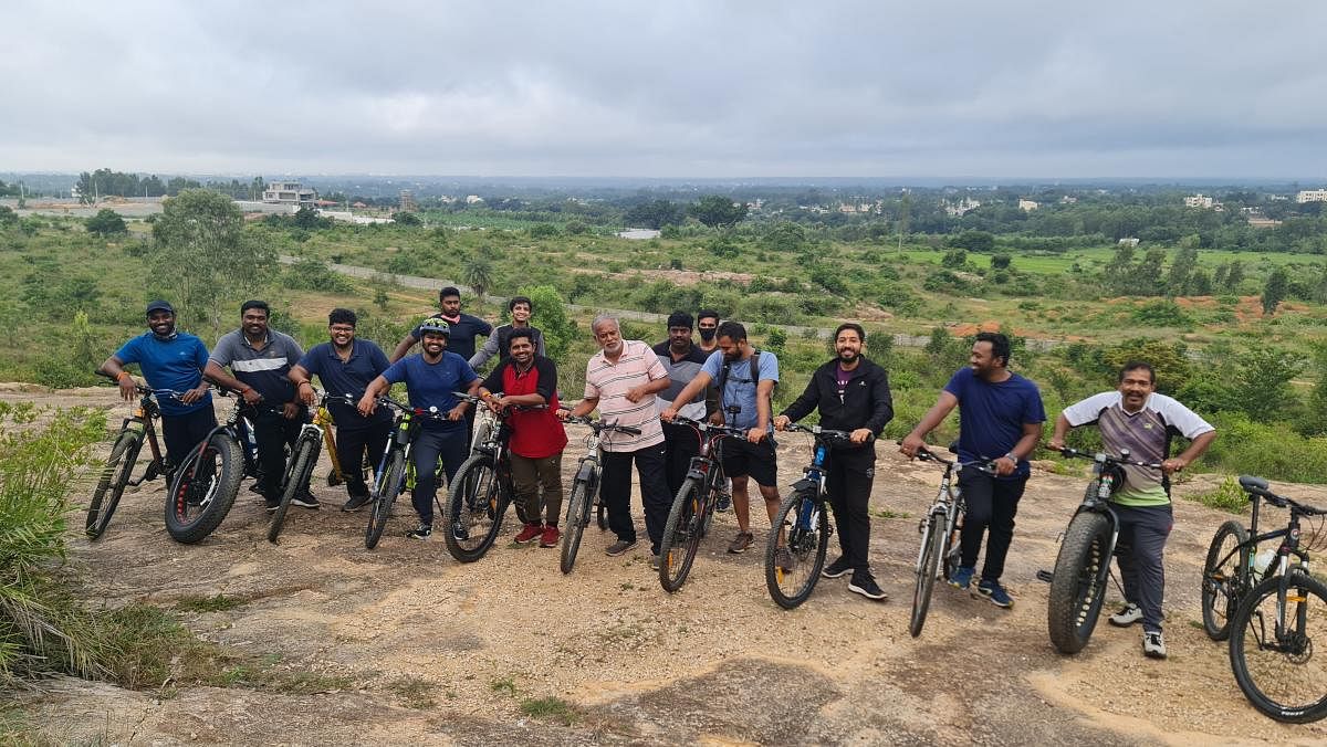 Ex-minister leads cyclists on weekend trips