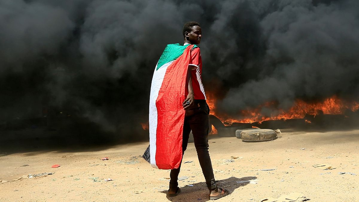 Sudanese government officials detained; group sees apparent coup