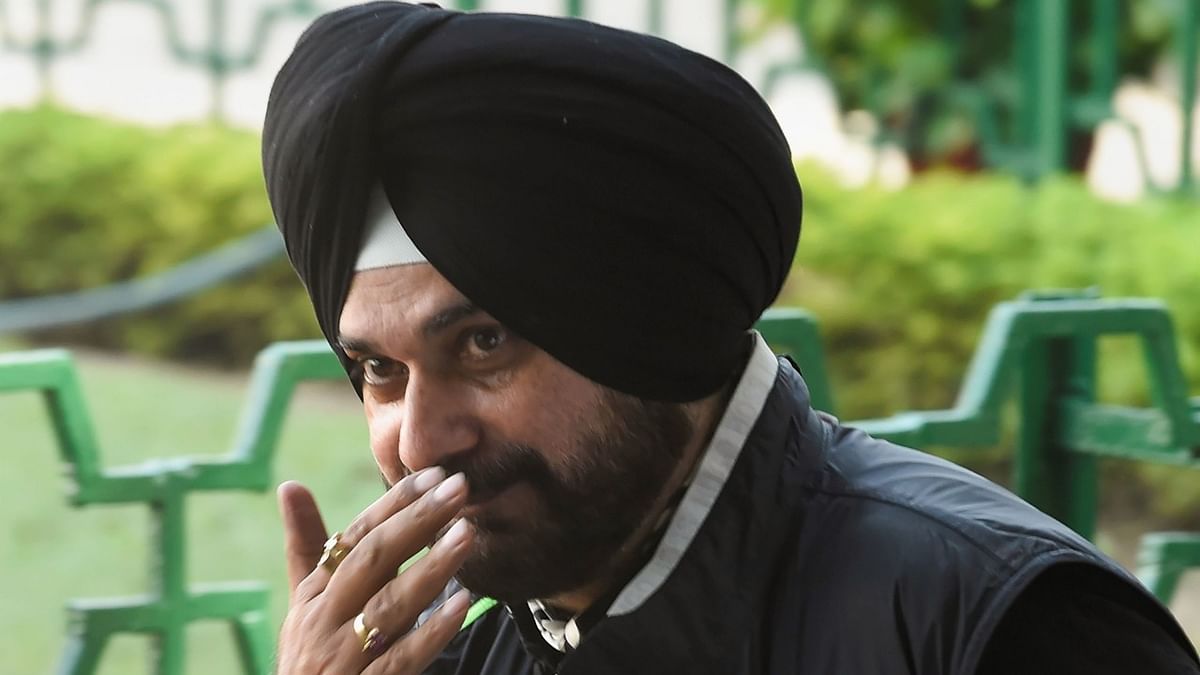 Amarinder 'coward', 'crybaby', says Navjot Singh Sidhu