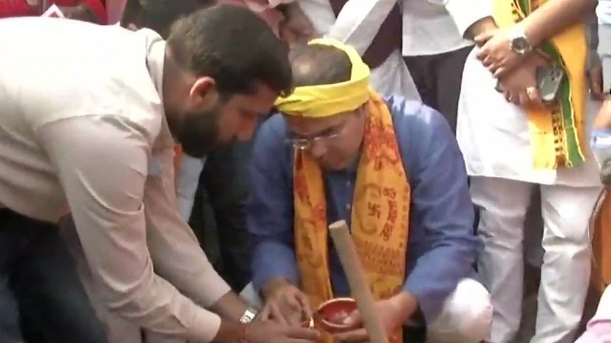 BJP MP defies guidelines, performs Chhath Puja rituals at Yamuna Ghat
