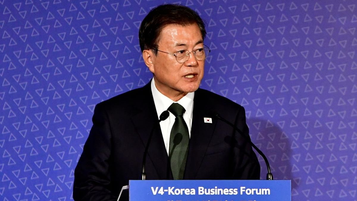 Moon Jae-in's approval rating near record low; backing for Oppn party hits new high