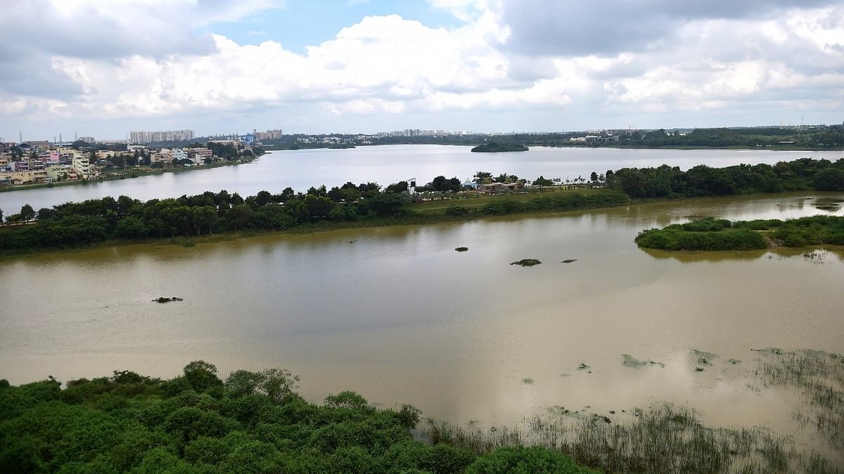 Poor water retention in lakes: An eco-imbalance