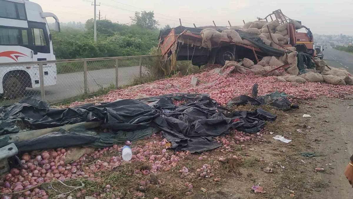 Four farmers killed as truck turns turtle