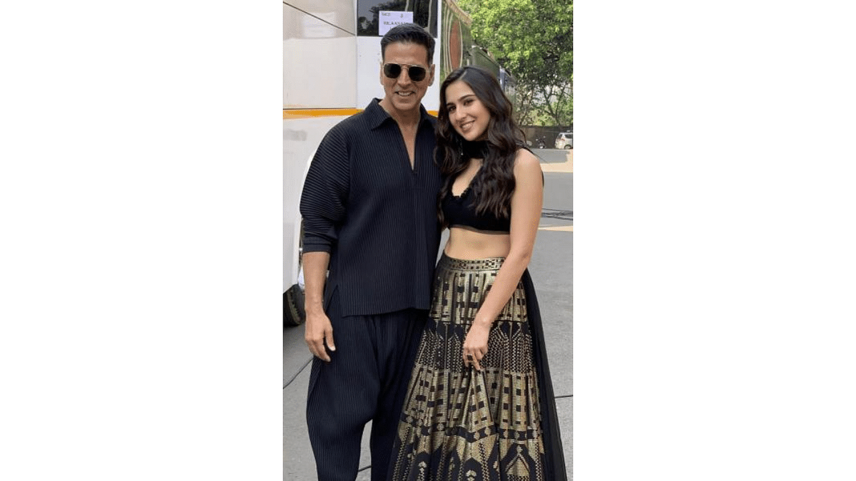 When Akshay Kumar pranked Sara on sets of 'Atrangi Re', fed her garlic as 'prasad'