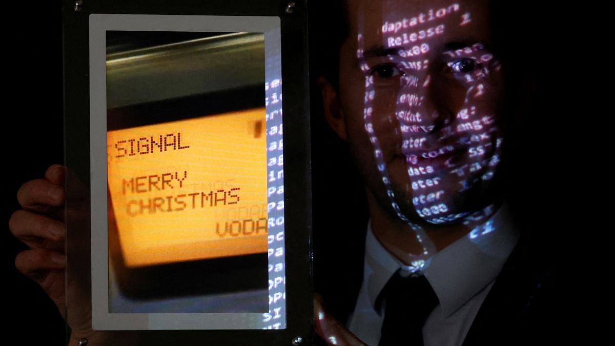 'Merry Christmas': First-ever SMS sells for over $121,000 in Paris auction