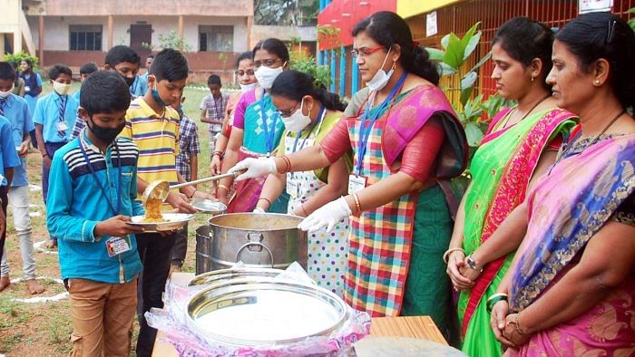 Over 65% mid-day meal cooks get less than Rs 2,000: Report