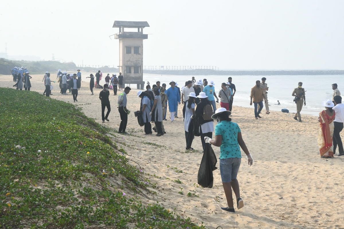 Youth organisations clean Panambur-Meenakaliya Beach
