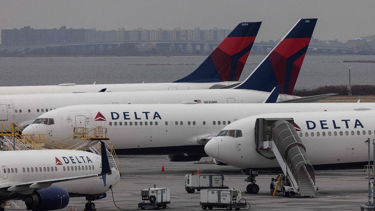 Woman hits elderly man for eating without wearing mask on flight