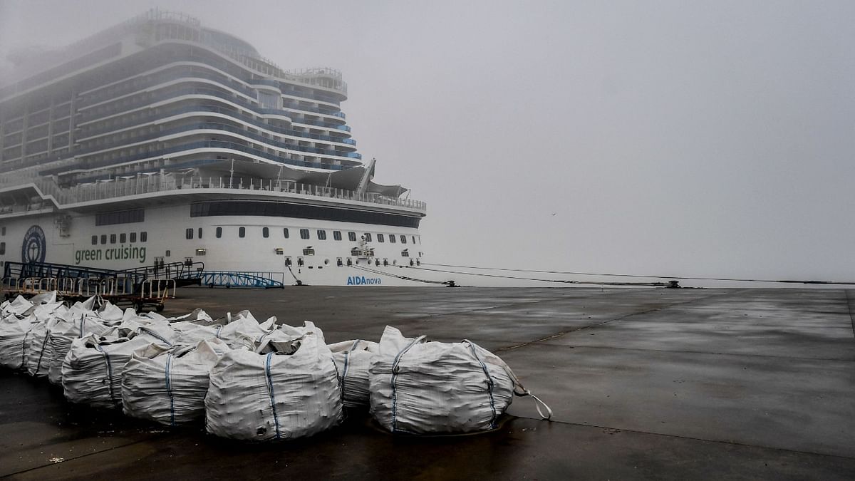 Passengers leave Covid-hit cruise ship after 5 days stuck in Lisbon